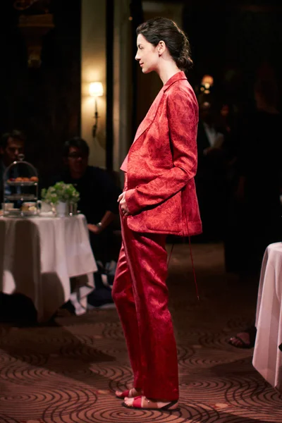 Look 16